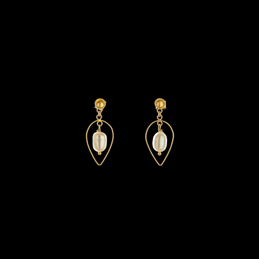 Ocean’s Jewel Earrings made with 21 karat gold wirework in pear shape, featuring lustrous pear-shaped pearls for a luxurious and elegant look.